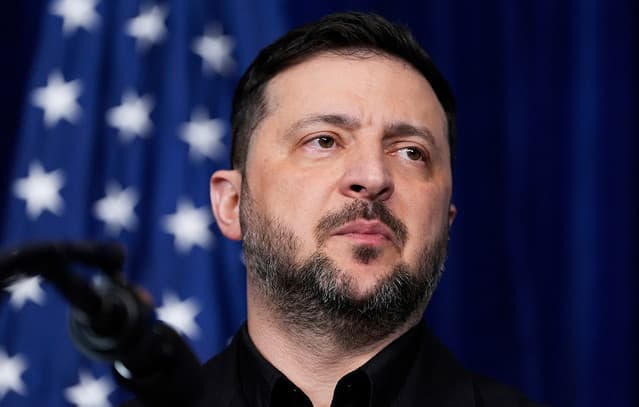 Ukrainian President Zelenskyy Arrives in Bucharest Ahead of Macron Meeting