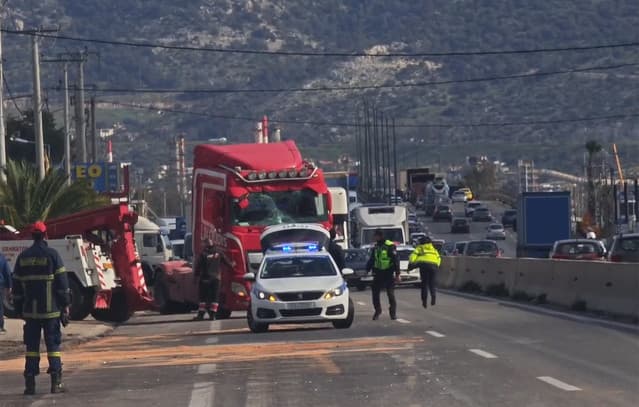 Chaos on Athens-Corinth highway after multi-truck pile-up