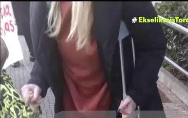 Kindergarten Teacher Works with Broken Leg to Avoid Losing Job