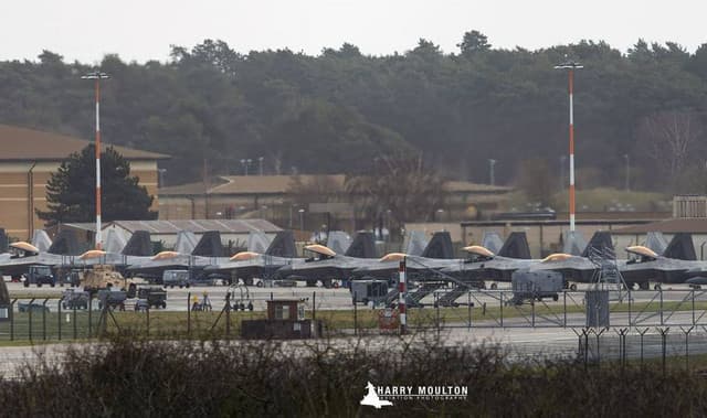 US Reinforces Military Presence in Middle East with F-35 and F-22 Fighters