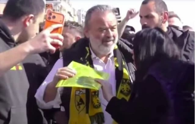 AEK: Iliopoulos cheered by fans on Volos beach