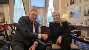 Letër nga Uashingtoni: Blerje miqsh dhe gjetje armiqsh të përbashkët