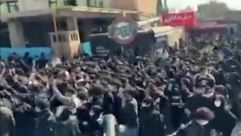 Iran, riprendono le proteste: scontri nelle università tra studenti e governativi
