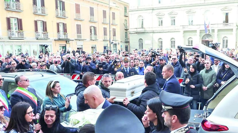 The last embrace for Domenico. Anger of the crowd in the square in Nola: 'Justice'