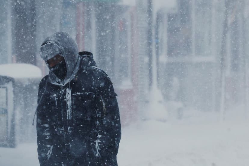 Snowstorm hits US Northeast, leaving hundreds of thousands without power