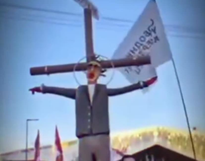 Protesters Hang Effigy of Serbian President Vučić on a Cross in Niš